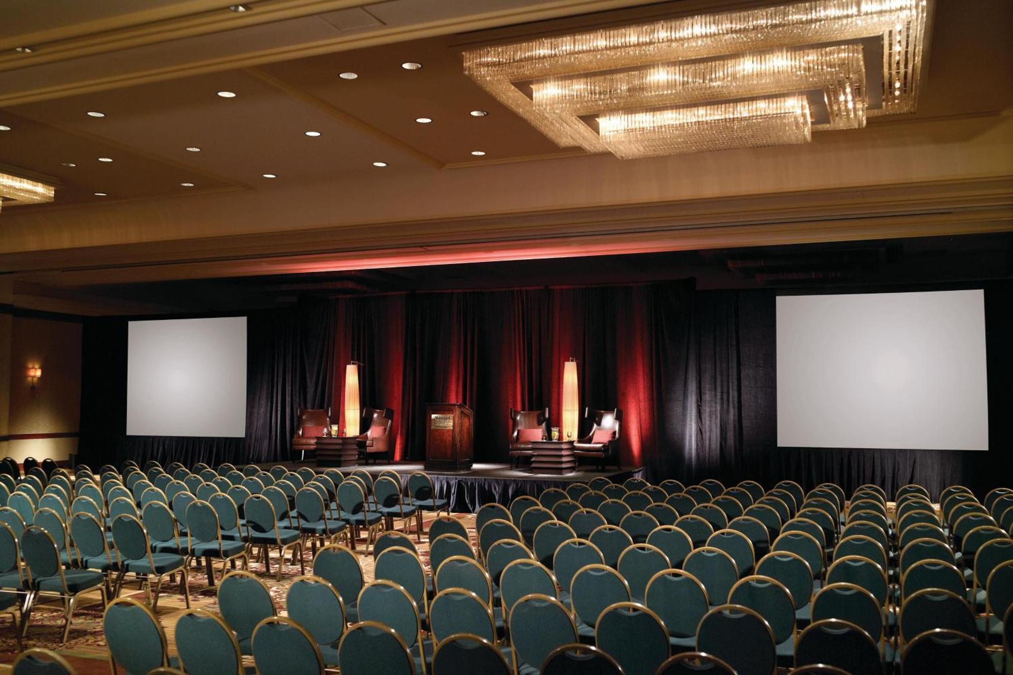 Warner Center Marriott Woodland Hills Hotel 3*