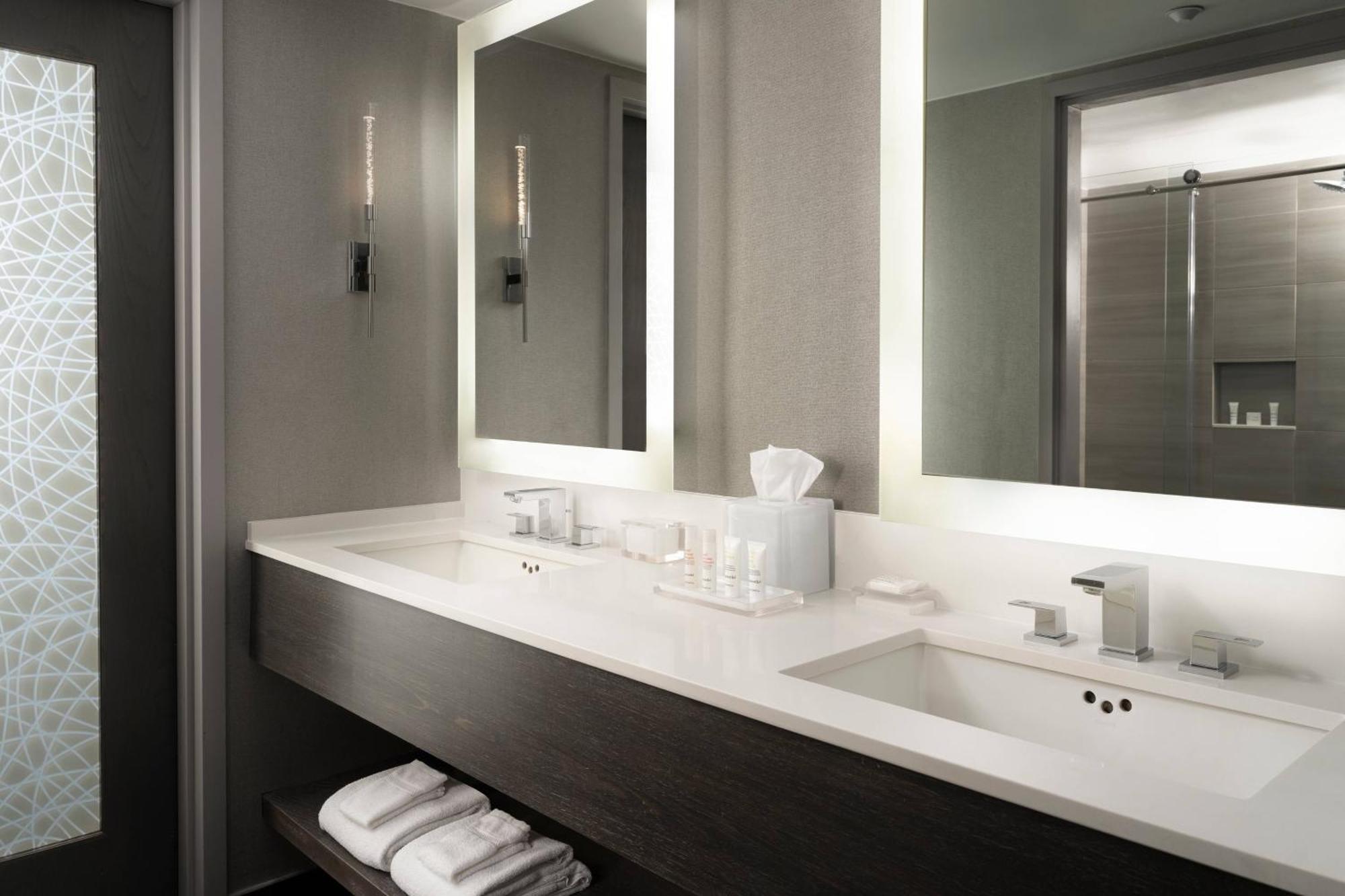 Warner Center Marriott Woodland Hills Hotel 3*