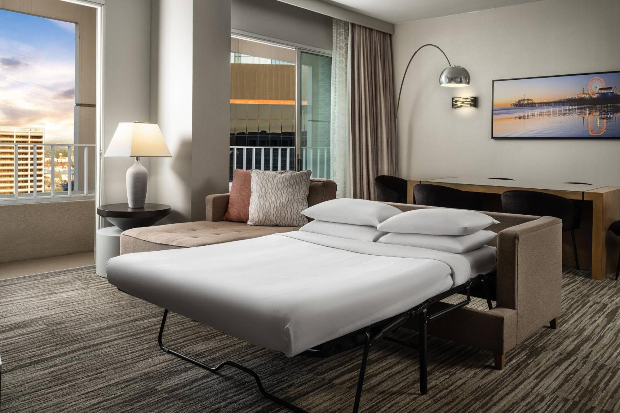 Warner Center Marriott Woodland Hills Hotel 3*