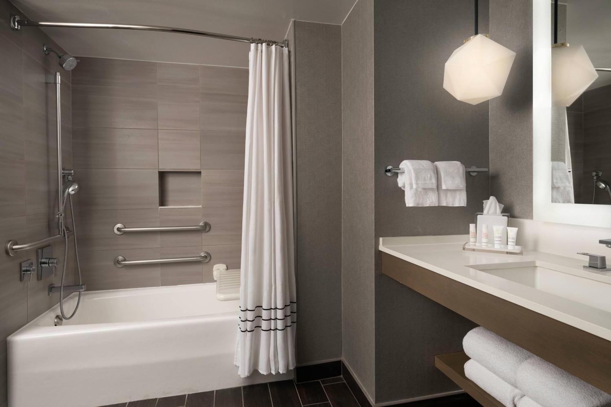 Warner Center Marriott Woodland Hills 3*